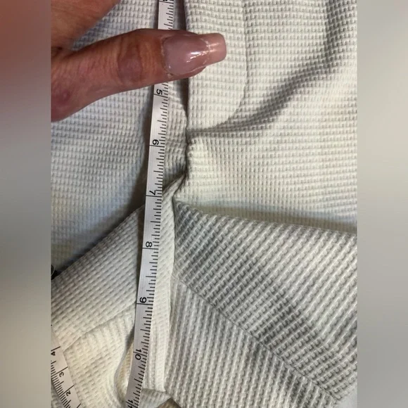 Club Monaco Scalloped Hem White Chino Shorts Women's Size 4 Textured - Picture 4 of 15